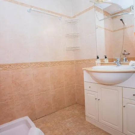 Stunning 6-bed In Villa